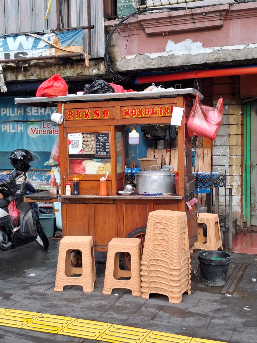 Gerobak bakso di pinggir jalan