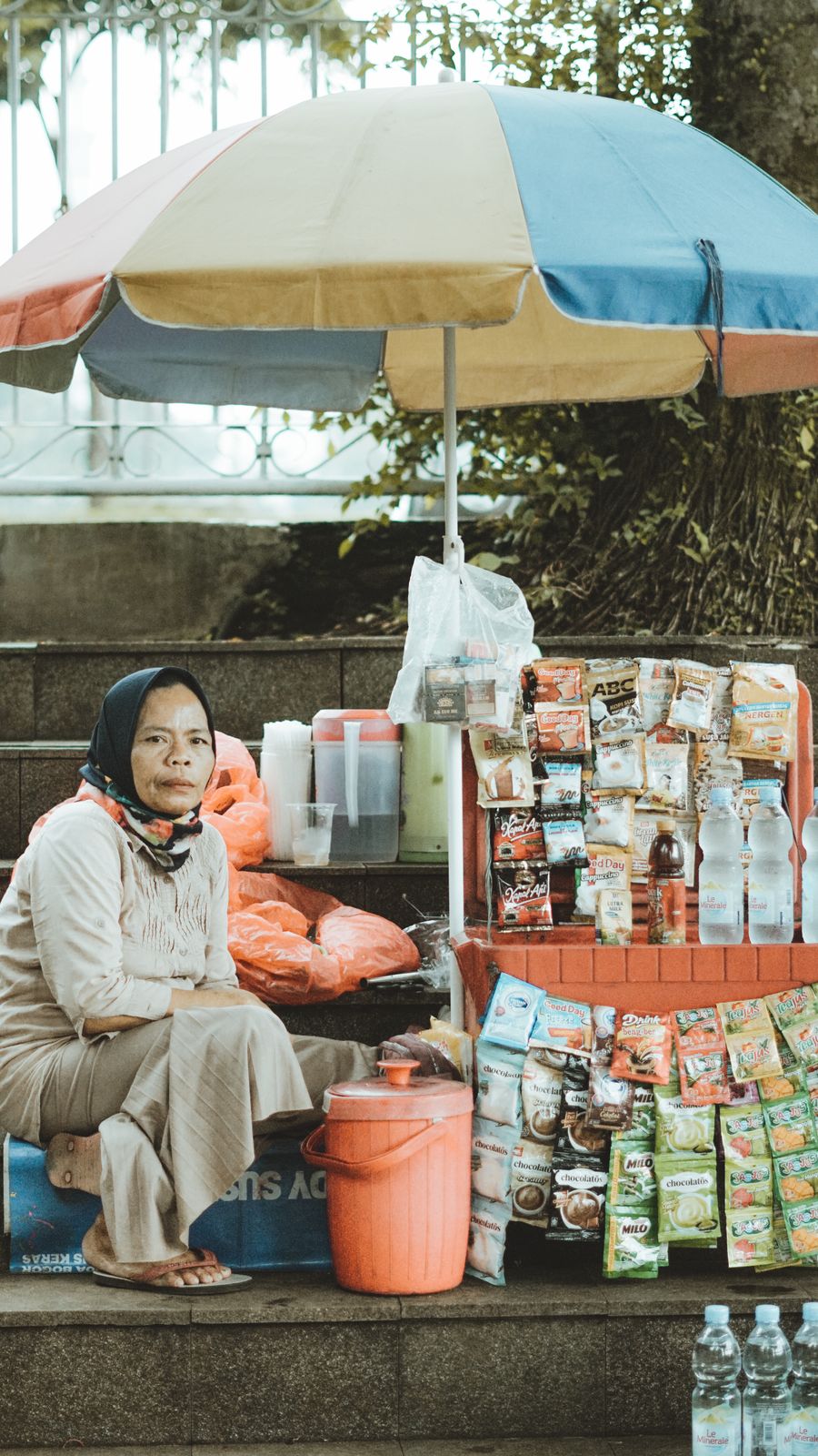 Penjual minuman kaki lima di bawah payung