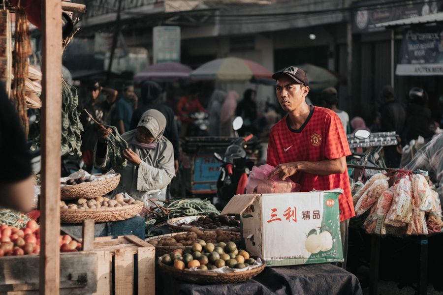 Pedagang buah di pasar tradisional