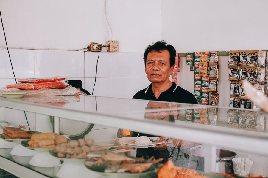 Pemilik warung makan di balik etalase